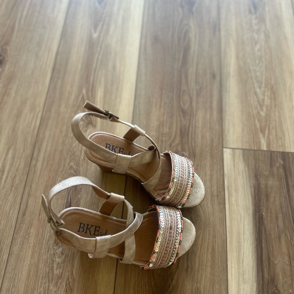 BKE sole women’s Metallic Gold Sequin wedges size 5M - Picture 3 of 4